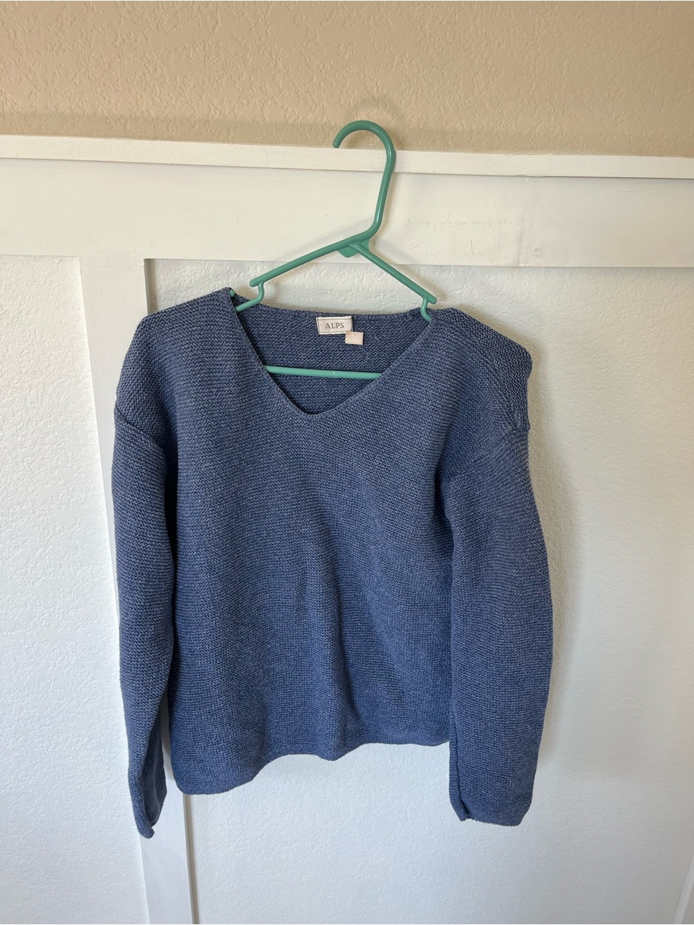 Vintage Alps Women's Large Knitted V-neck Sweater.